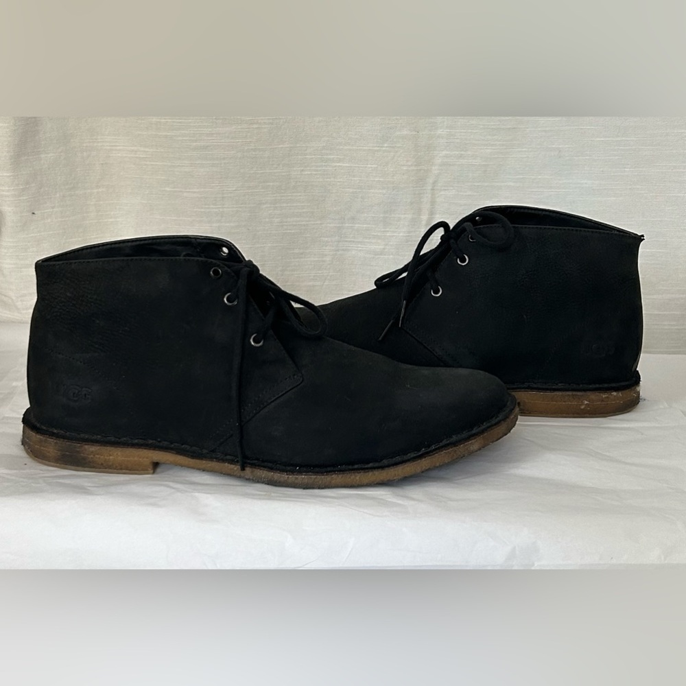 Men's Ugg Groveland‎ Black Leather Lace-Up Chukka Boots  Neutral  Preppy Classic